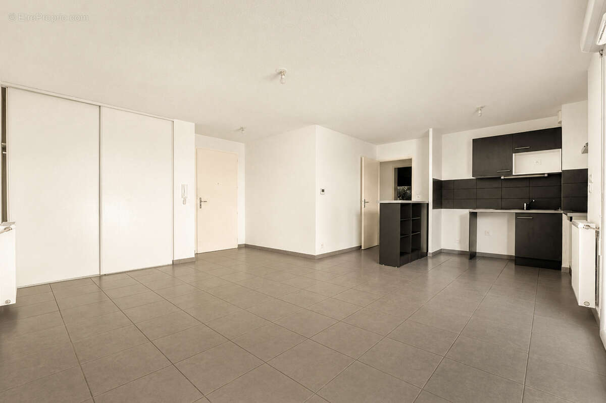 En exclusivité !  Appartement T3 de 65 m2 en rez-de-jardin, situé dans le quartier de Lalande. - photo 5