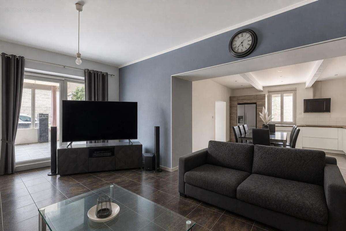 Maison familiale de 7 pièces située à Feyzin - photo 2