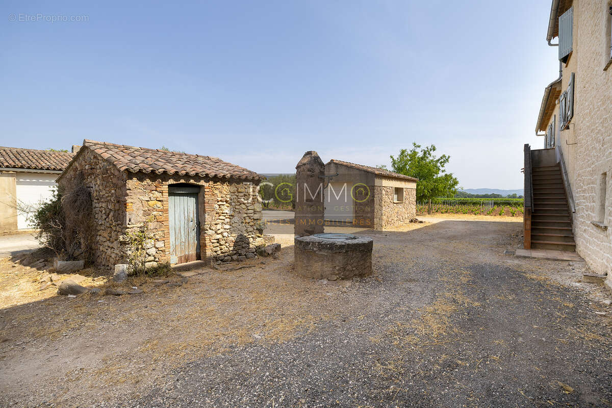 Domaine viticole avec 1 050m2 de bâtis et 300 000m2 (30 hectares) de vignes - photo 19