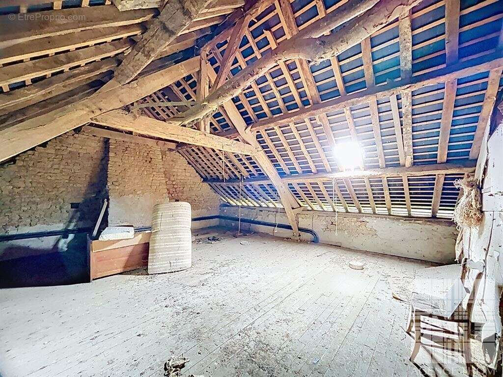 Propriété en pierre à rénover avec dépendances et 4 187 m² de terrain - photo 11