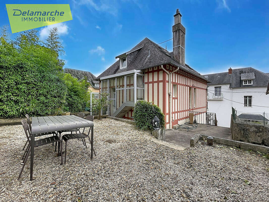 Immeuble historique - 2 appartements et 1 local commercial - Saint-Jean-le-Thomas (50530) - photo 12