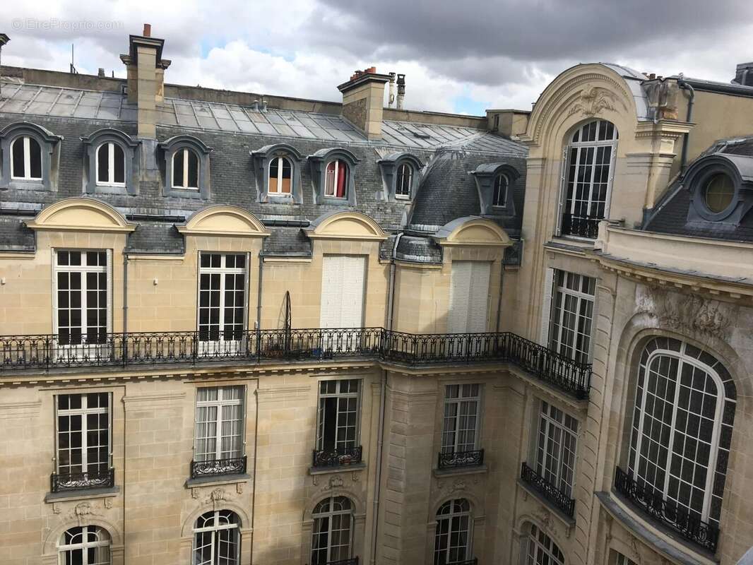 Avenue Victor Hugo. Au 6ème étage (ascenseur jusqu'au 5ème). Superbe immeuble Haussmannien. Studio de 22m² en très bon état, cal - photo 5