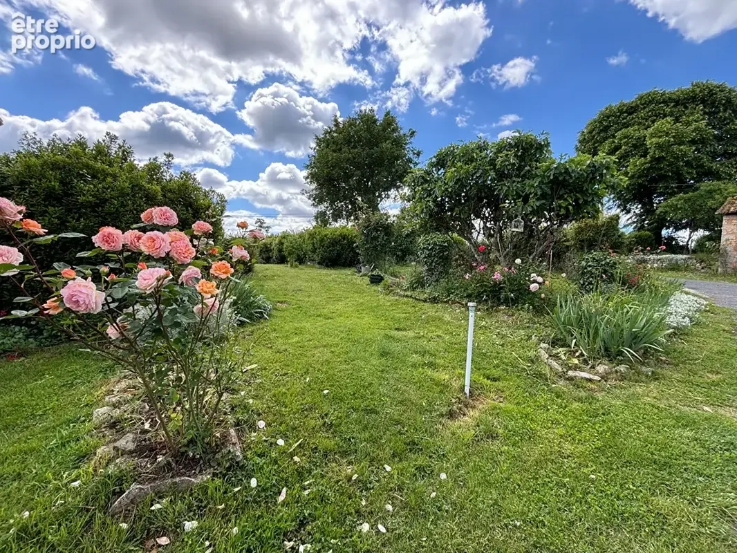 Maison de Caractère de Trois Chambres avec un gîte, Jardin et Grange - photo 12