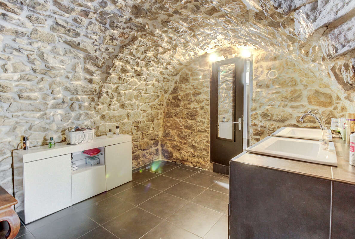 Maison à CHATEAUNEUF-VILLEVIEILLE