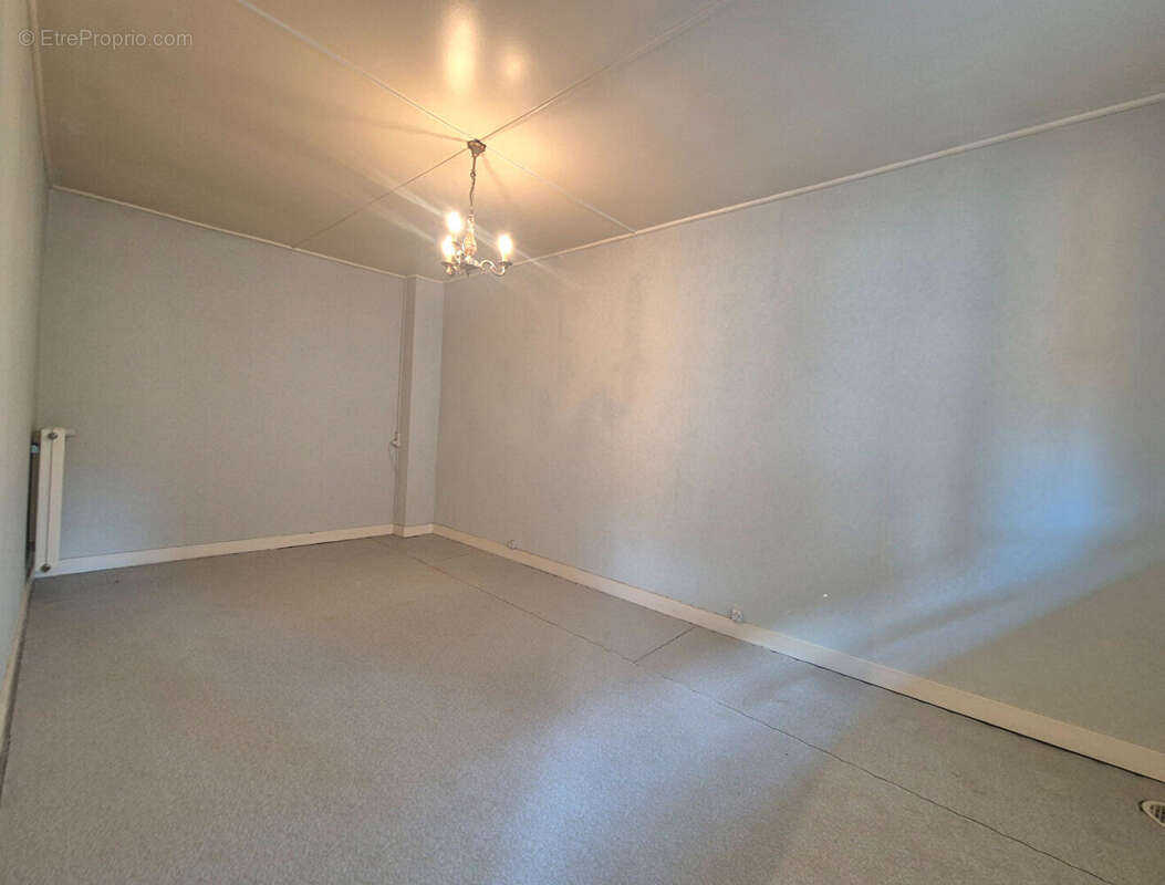 MIREFLEURS / Maison T5 de 115 M2, cour et nombreuses dépendances ! - photo 6