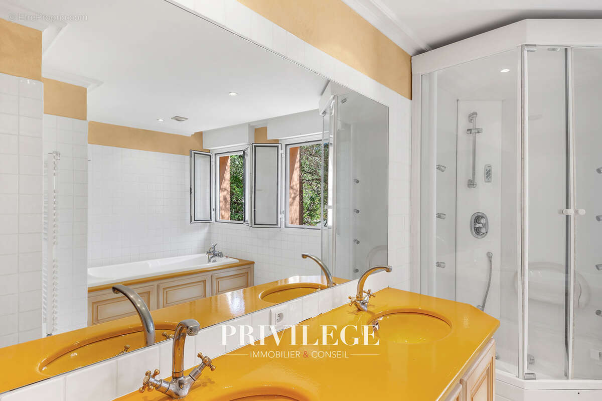 Maison à ROQUEBRUNE-SUR-ARGENS