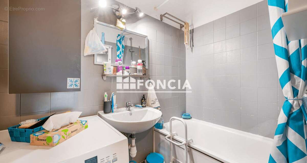 Salon de Provence , 3 pièces , loggia, cave, stationnement , idéal investissement locatif ! - photo 8