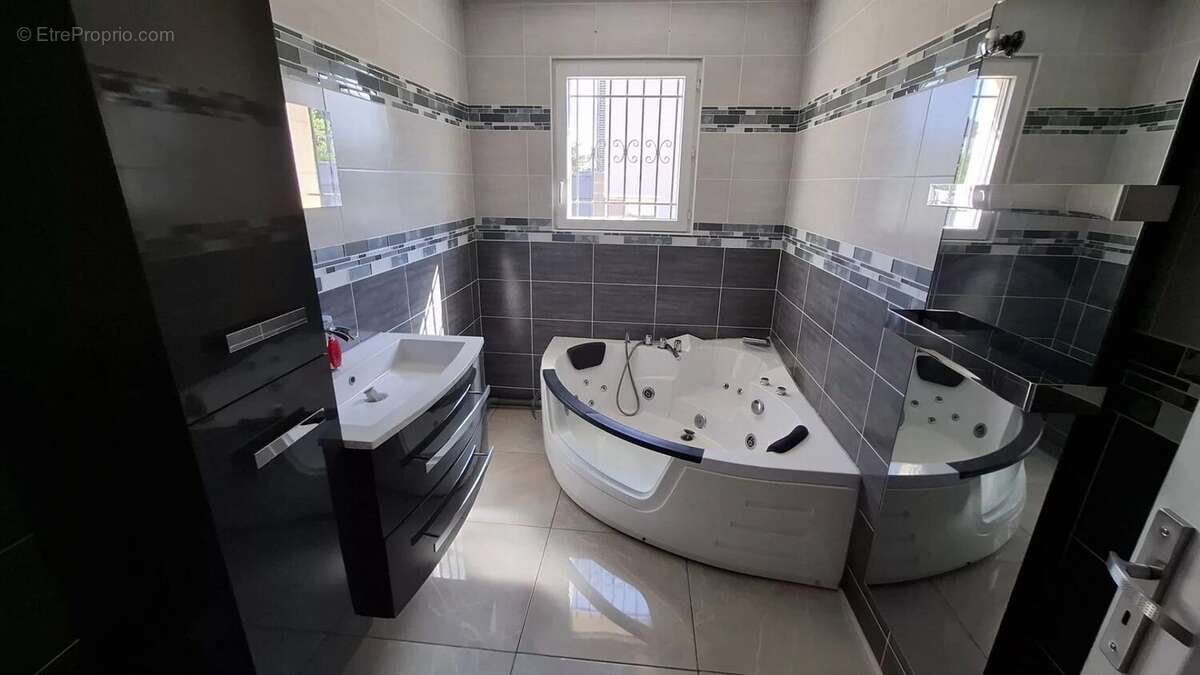 Maison à SAINT-JEAN-DE-LA-RUELLE