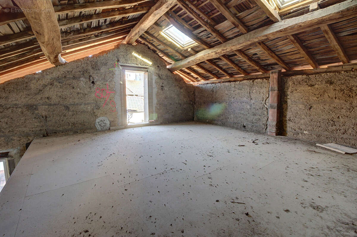 Commerce à MEXIMIEUX