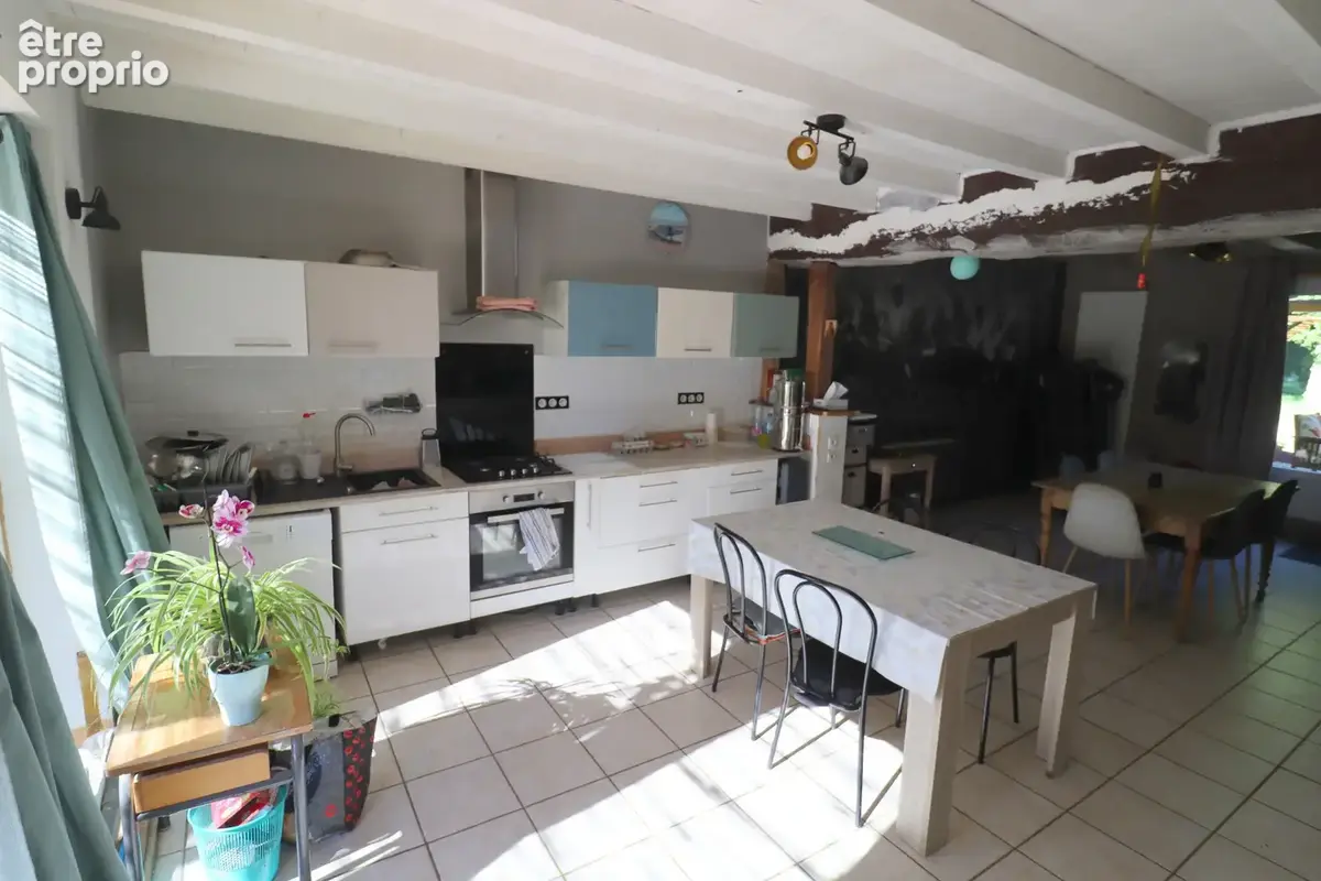 Environnement particulièrement calme avec une magnifique vue dégagée à CURCIAT DONGALON – 181 m² habitables sur 6970 m² de terra - photo 5
