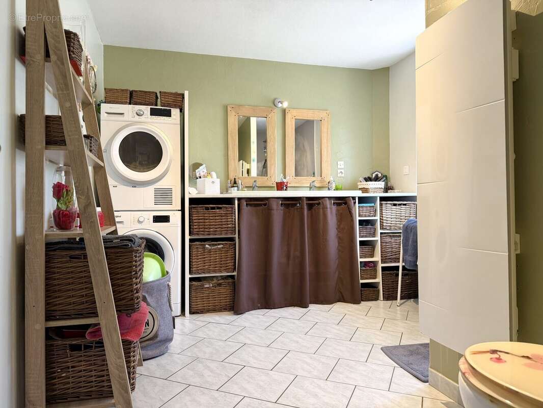 Salle d'eau/WC - Maison à LOMBRON
