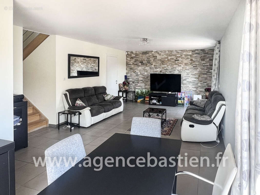 SEGNY - Appartement Duplex T4 de 100 m2   3 chambres, cave, parking, proche TPG et Genève - photo 3