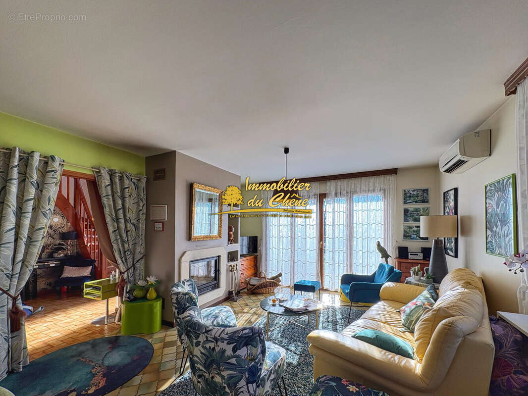 Maison à MONTREUX-CHATEAU