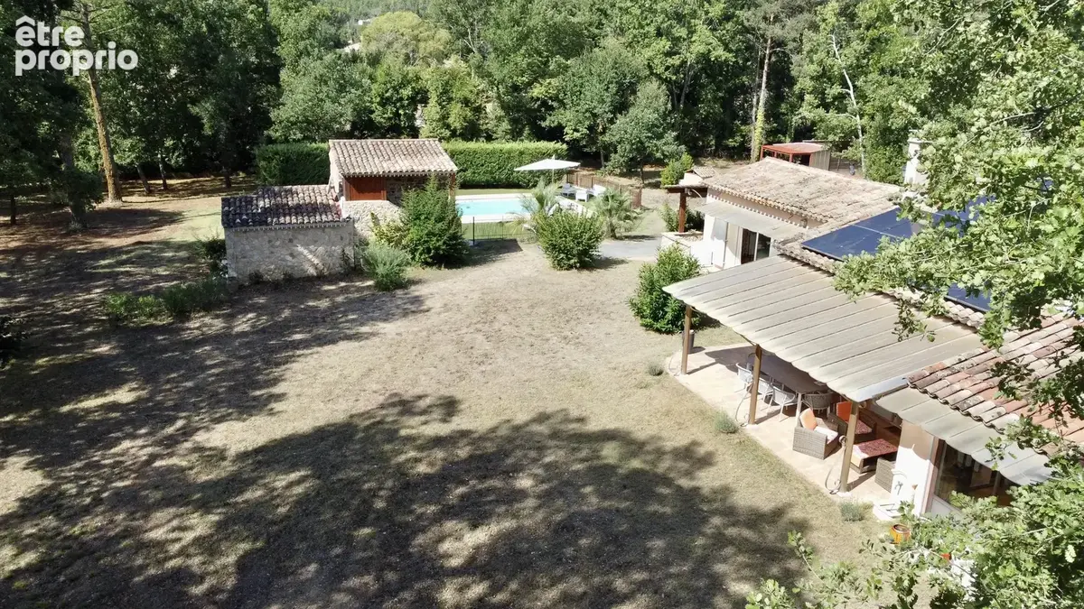 Élégante propriété avec villa principale, mazet en pierres et piscine - photo 13