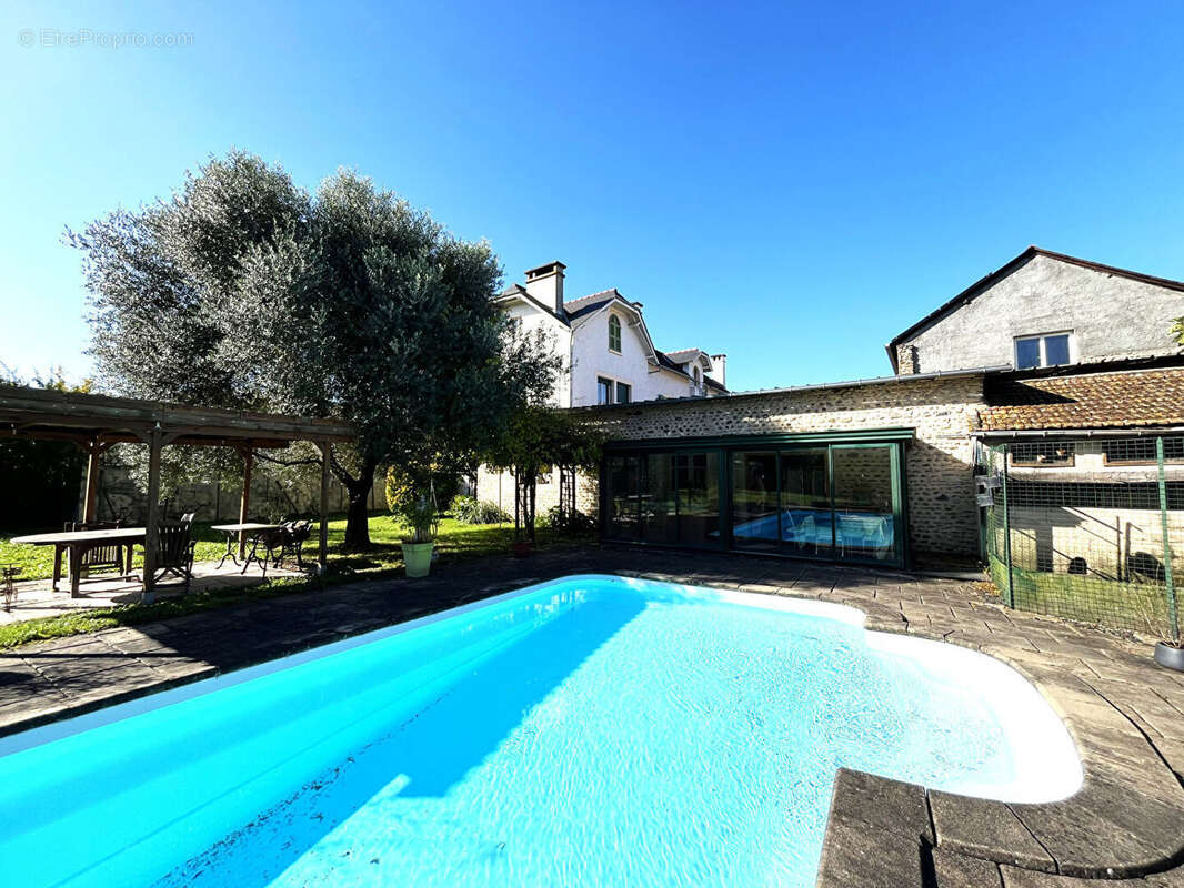 Maison 383 m² à Meillon  - photo 4
