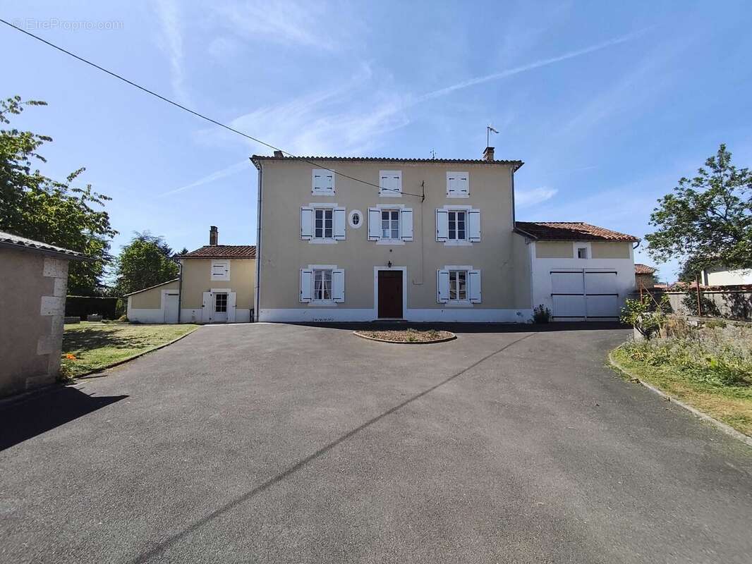 Maison 159 m² à Chasseneuil-Sur-Bonnieure  - photo 3