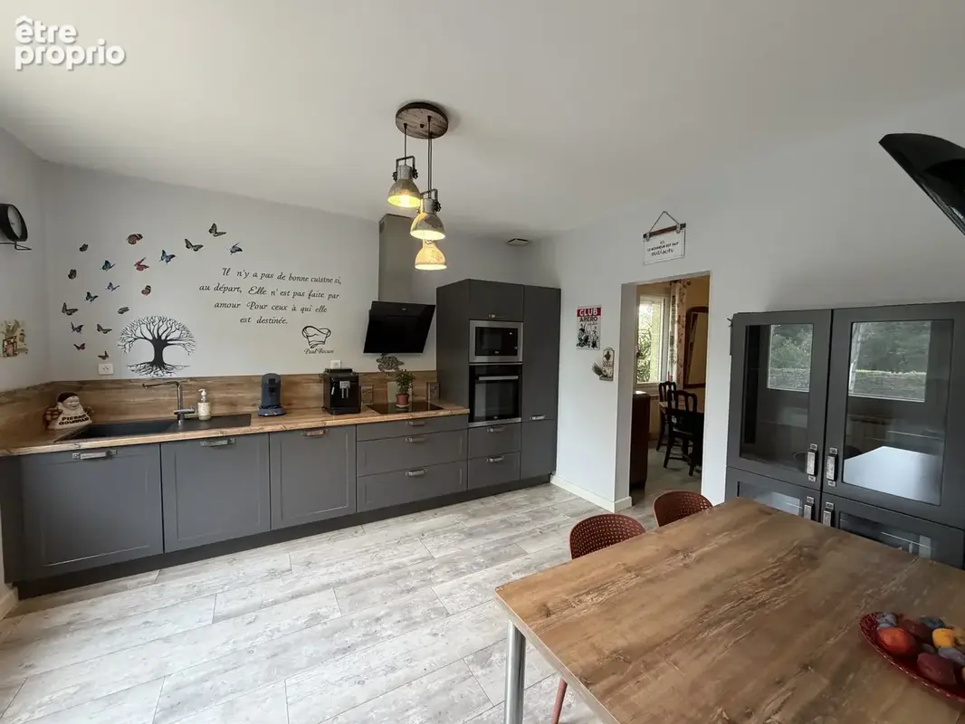 Maison sur 3 niveaux   beaux volumes, terrain et dépendances - photo 2