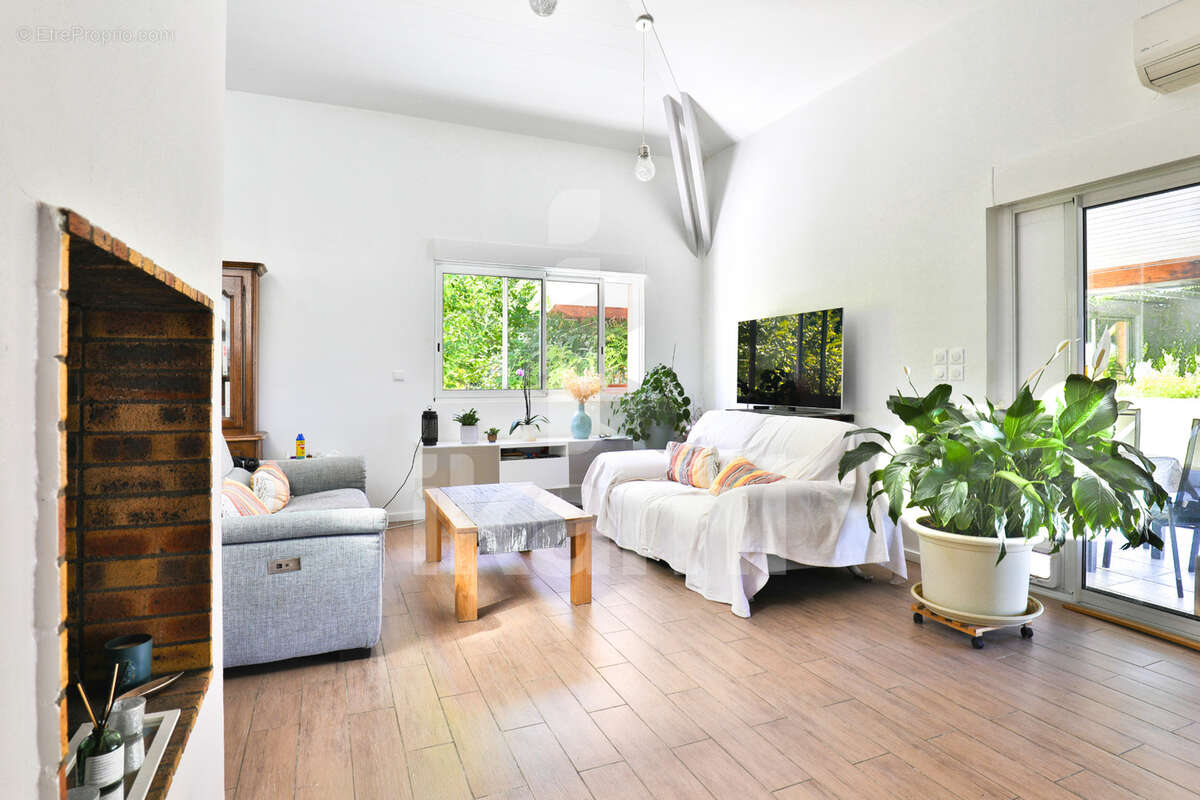Superbe propriété avec piscine, dépendances et jardin paysager à deux pas des commodités - photo 5