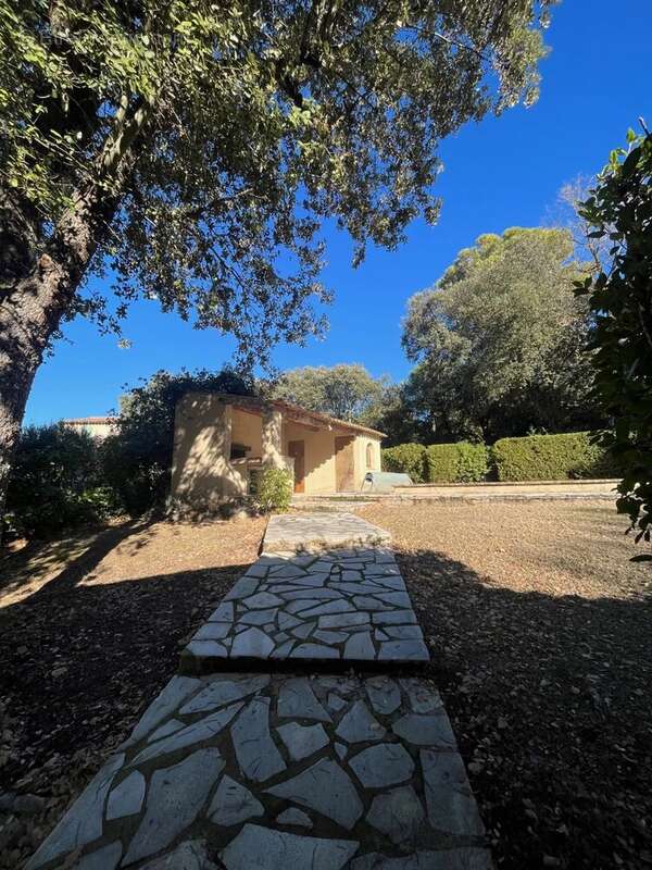 Maison à LA TOUR-D&#039;AIGUES