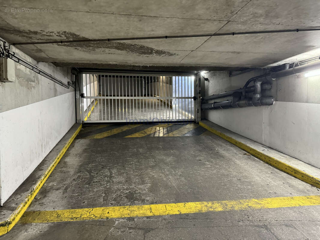 Parking à PARIS-11E