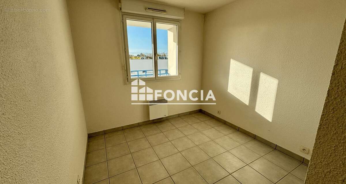 Dans résidence récente sécurisée avec gardienne, 2 pièces 33 m2 avec grand balcon + pkg en sous-sol, vendu libre de locataire - photo 4