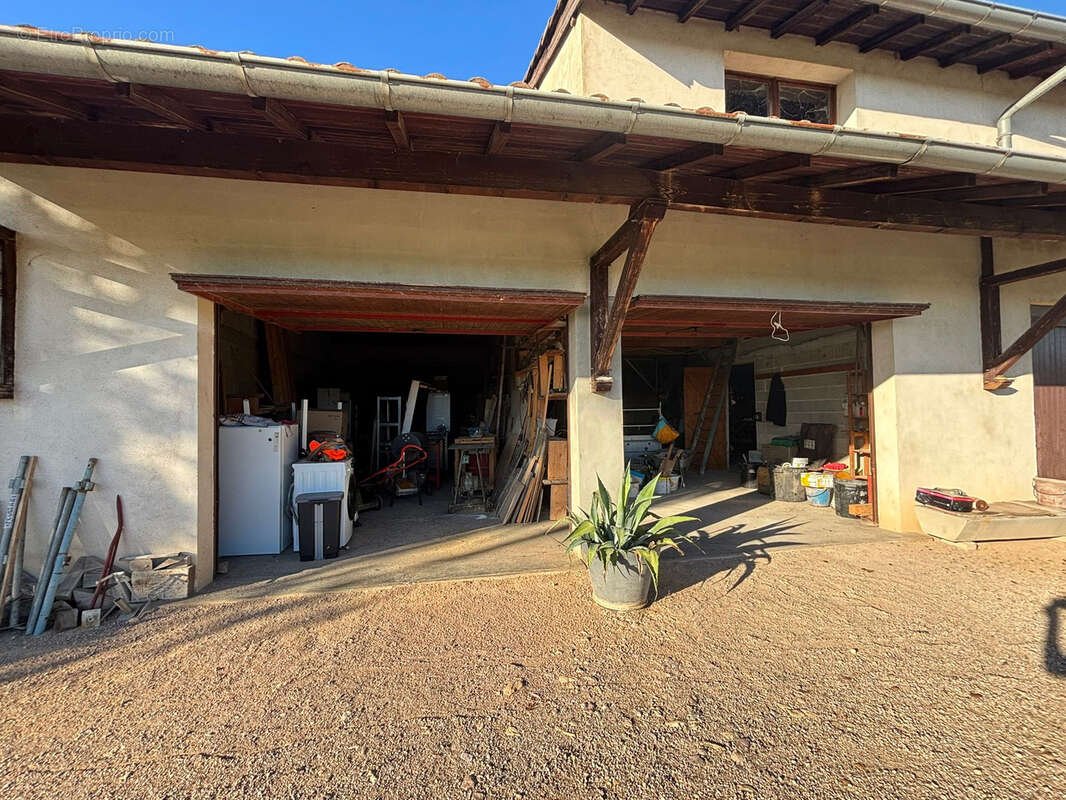 Parking à SAINT-JEAN-SUR-VEYLE