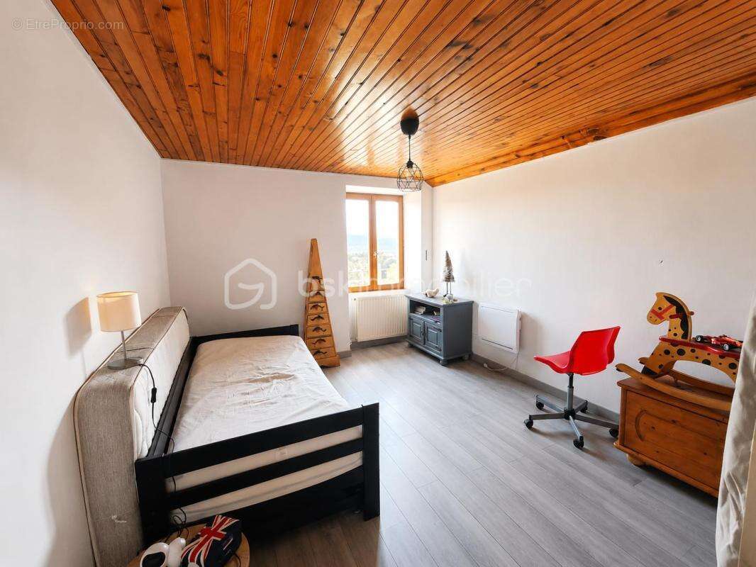 Corps de ferme de 210 m² avec appartement indépendant et plus de 440 m² de dépendances - photo 12