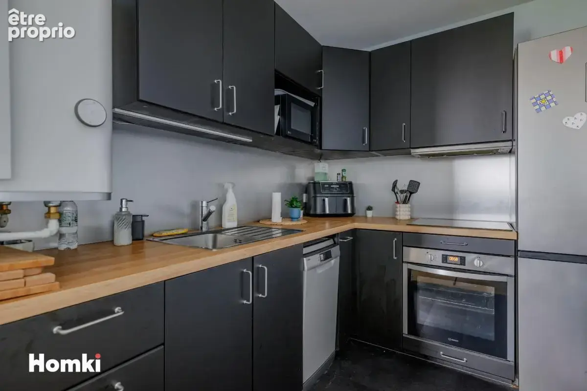 Villeurbanne Croix-Luizet – T2 rénové de 45 m² en dernier étage avec vue dégagée, parking et cave - photo 7
