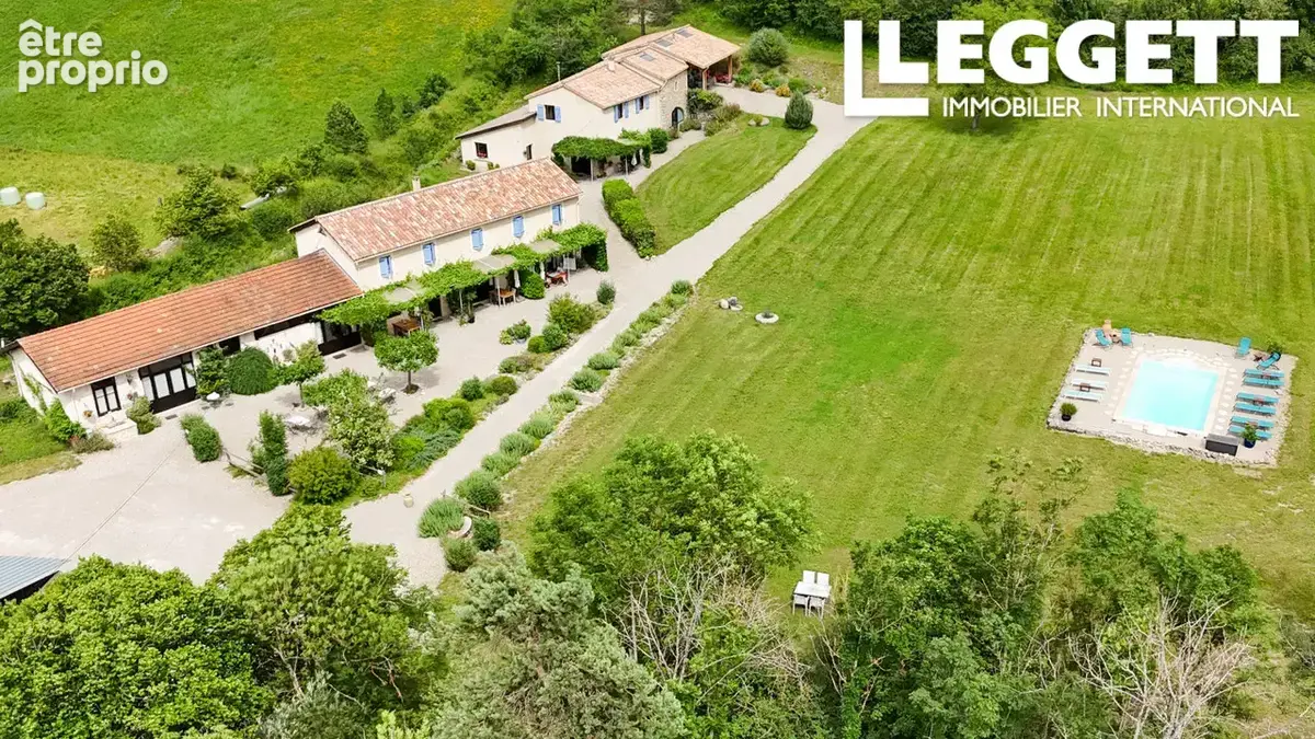 Domaine idyllique avec une maison, 5 habitations et piscine. Dans un environnement calme avec vue magnifique - photo 1