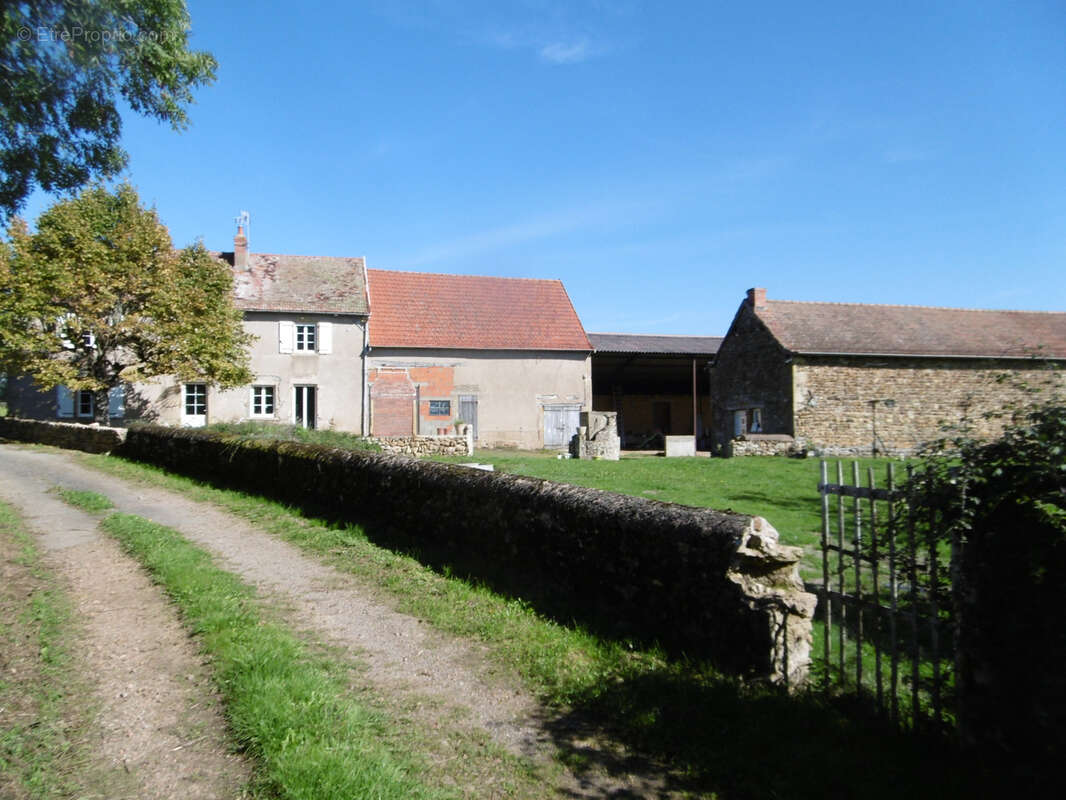 Maison à SAINT-CHRISTOPHE-EN-BRIONNAIS