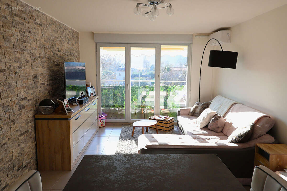 Appartement à LA ROQUETTE-SUR-SIAGNE