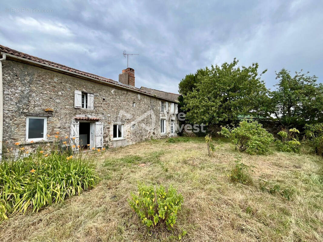 vue cote jardin - Maison à VOUVANT