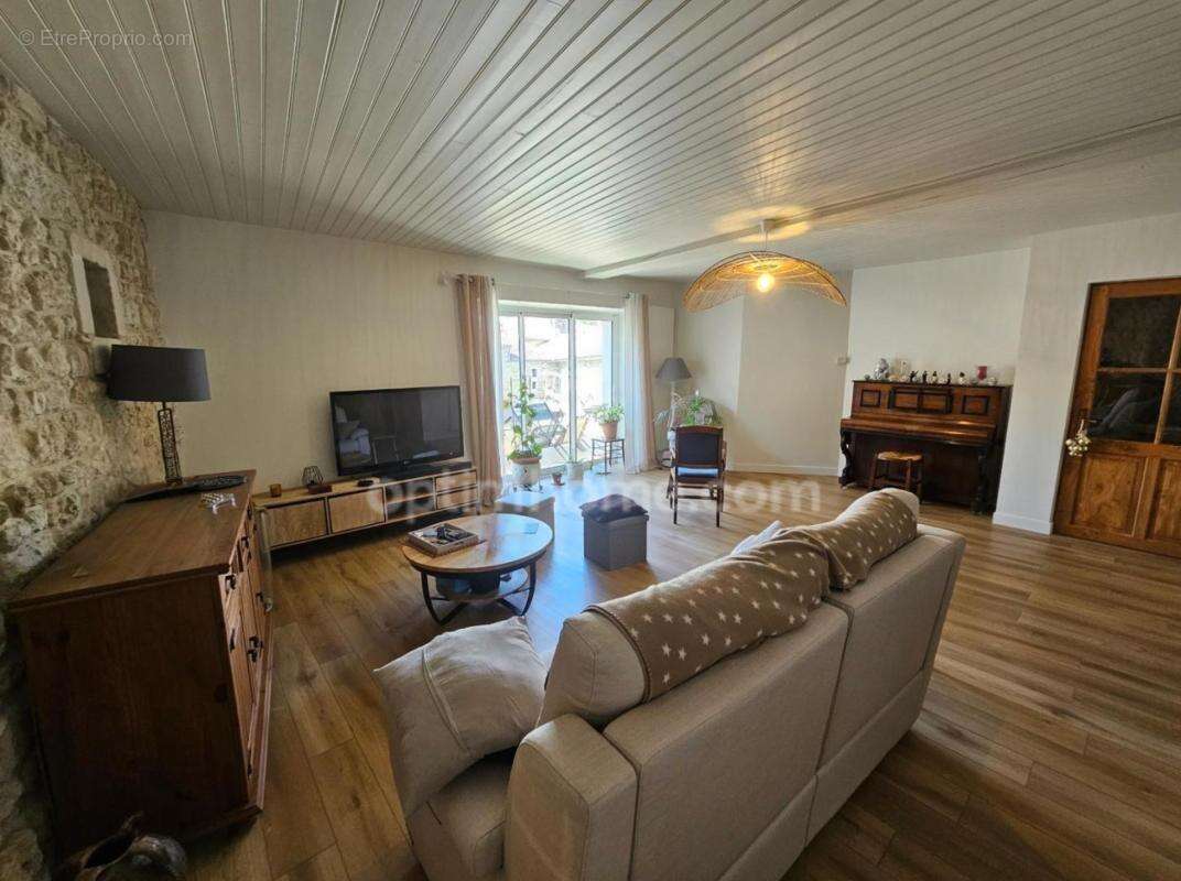 Maison charentaise de 232 m², 6 chambres, un bureau, piscine et un garage de 90 m² - LINARS (16) - photo 8