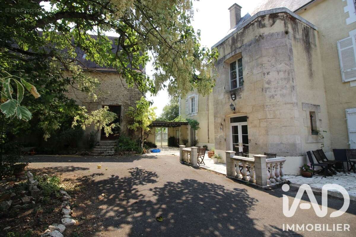 395 m² à Chef-Boutonne  - photo 2