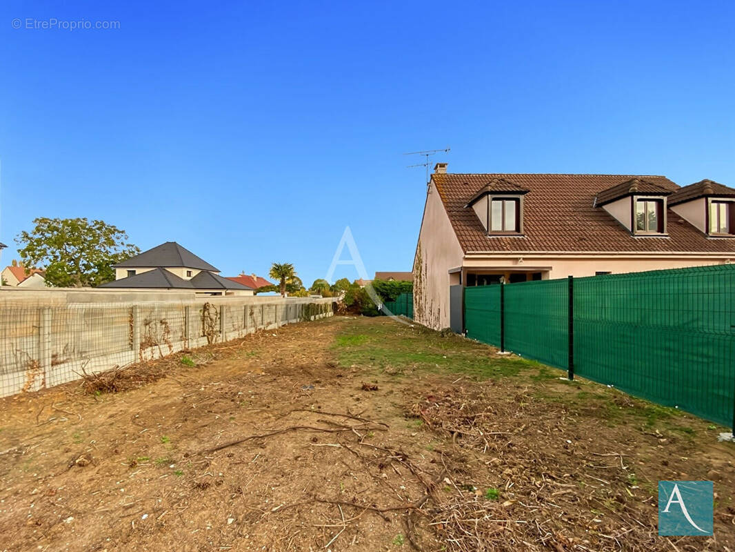 Terrain à SAINT-GERMAIN-LES-ARPAJON