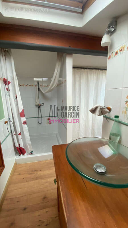 Maison à ENTRAIGUES-SUR-LA-SORGUE