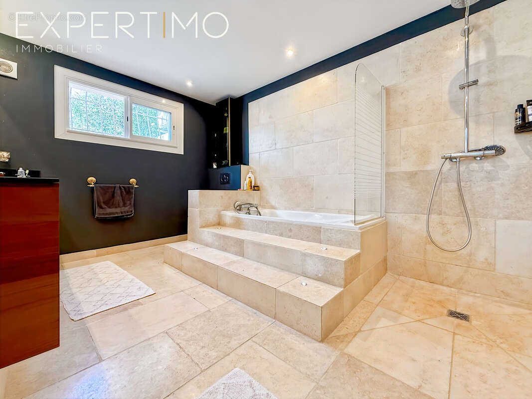 Propriété de 457 m2 + Piscine avec Pool House + 4 garages sur 5500 m2. - photo 17