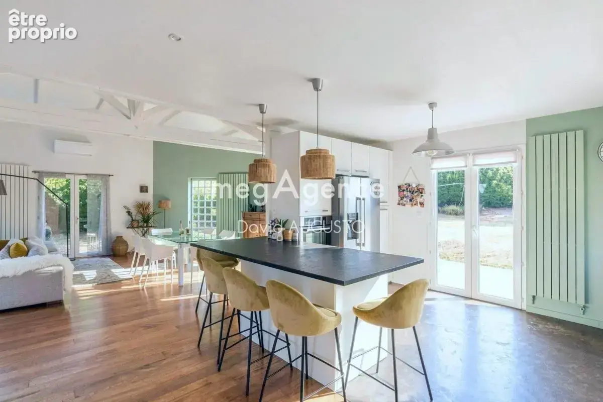 Maison avec vue, cadre naturel, piscine et garage pour 5 voitures - photo 5