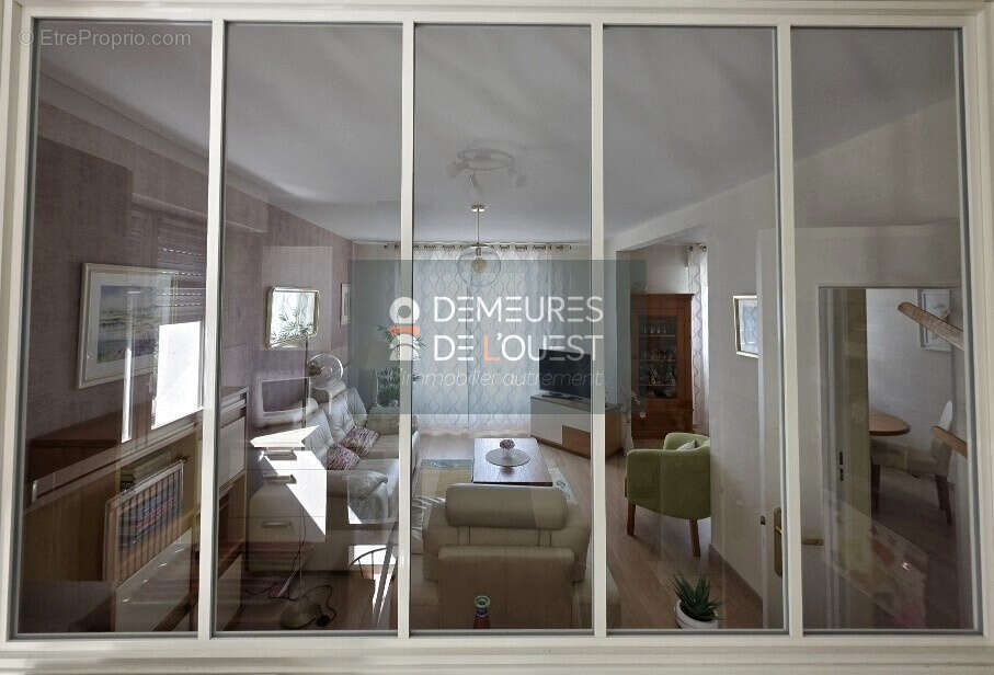 Appartement T2 - 63,50 m2 - 1 chambre - grand balcon - cave - un parking abrité - photo 9