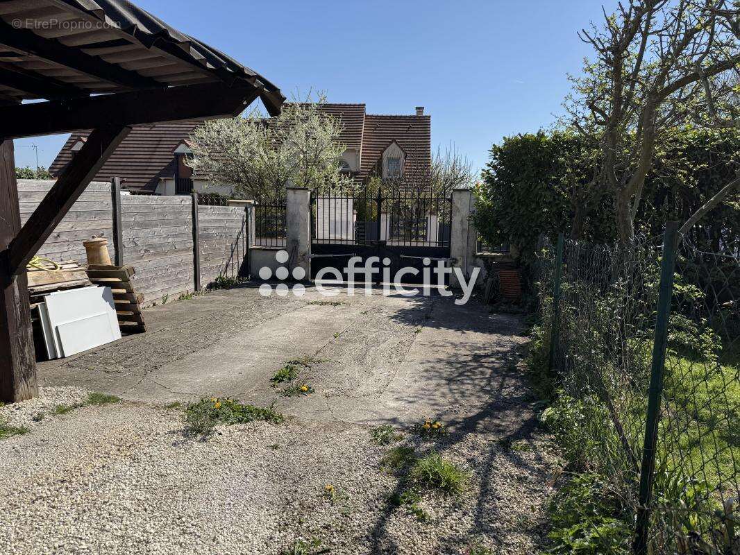 Terrain à LEUVILLE-SUR-ORGE