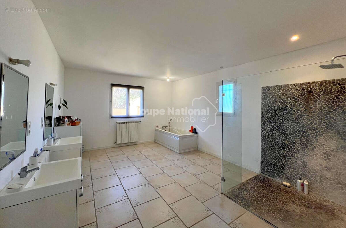 Maison à ENTRAIGUES-SUR-LA-SORGUE