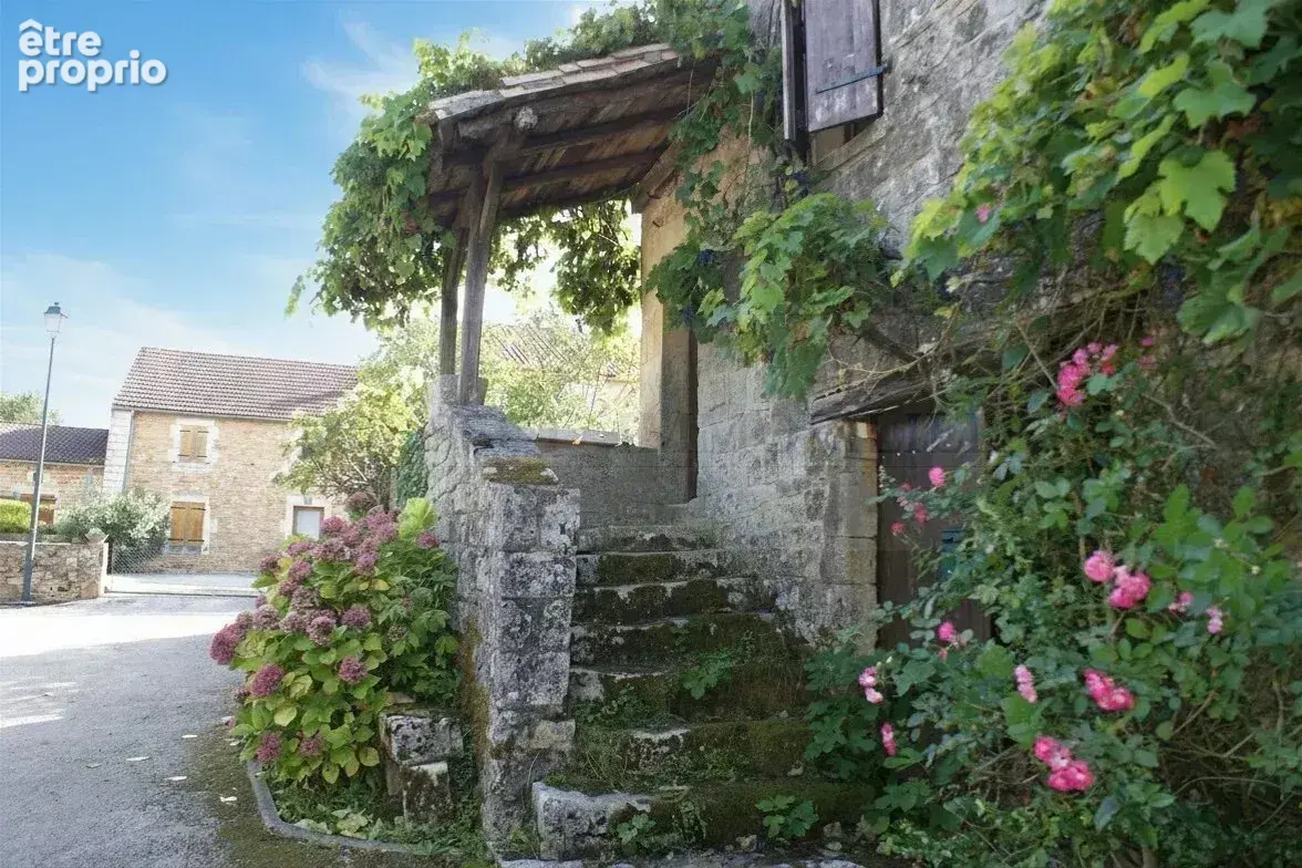 Superbe propriete en pierre dependances sur un terrain attenant de 472 m².  situation dans un petit hameau. - photo 2