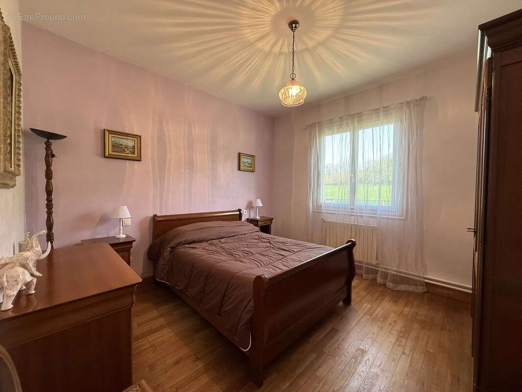 Maison à LA ROCHEBEAUCOURT-ET-ARGENTINE