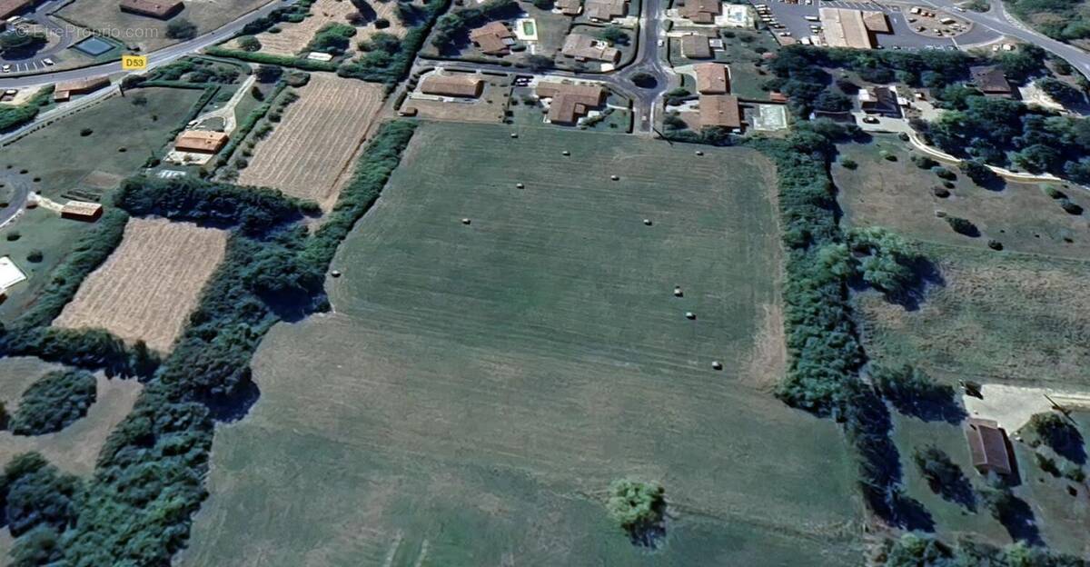 Terrain à MONPAZIER