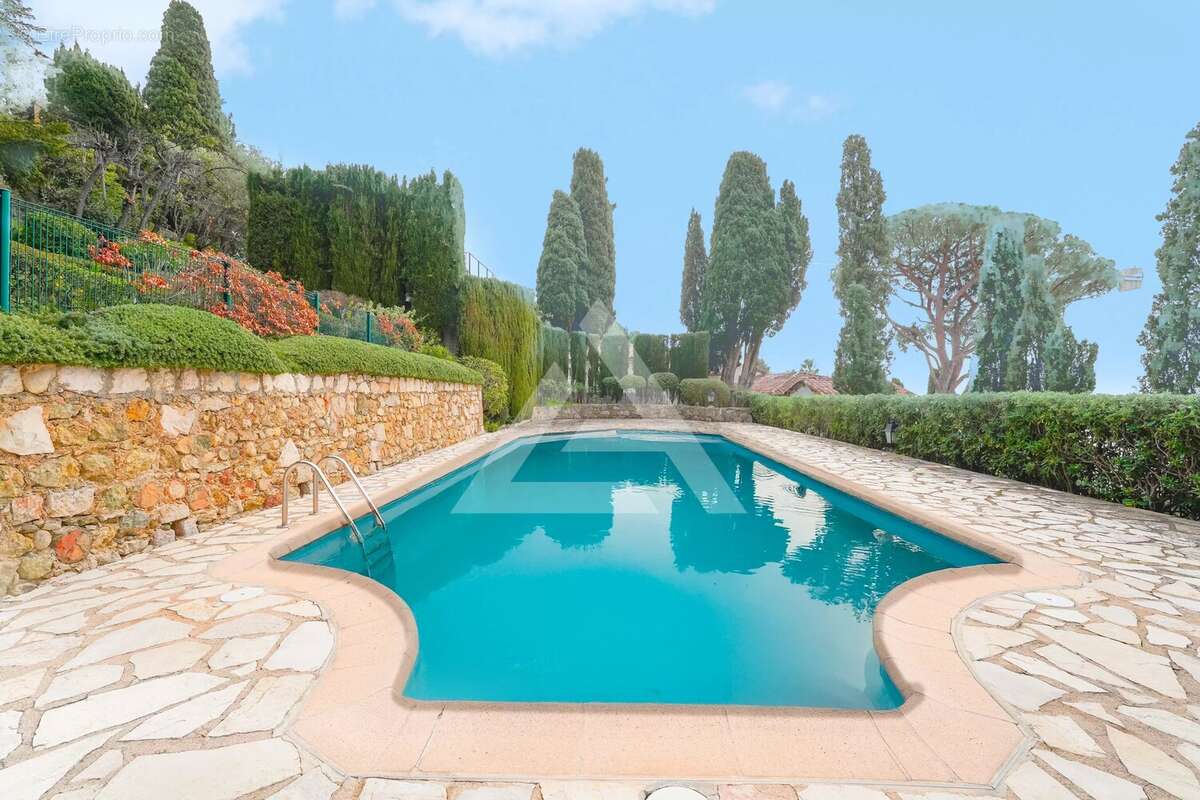 Appartement à ROQUEBRUNE-CAP-MARTIN