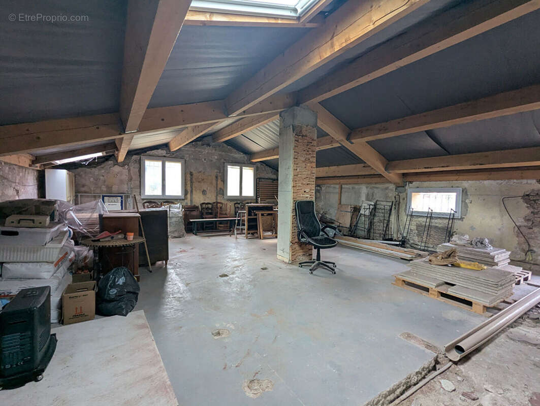 VILLECROZE, vaste bâtisse de 790 m² avec dépendances, garage et piscine - photo 18