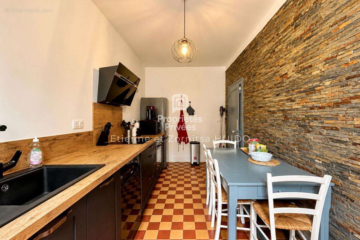 Maison de maître de 231 m² avec deux habitations indépendantes  Centre-ville de Vatan - photo 7