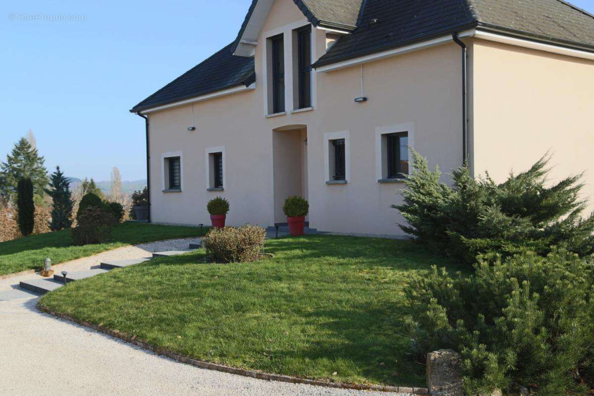 Maison à LUZY