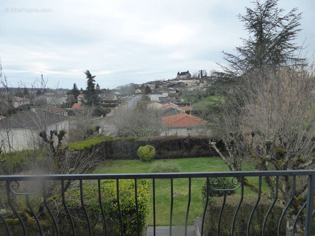 Maison à MONTMOREAU-SAINT-CYBARD