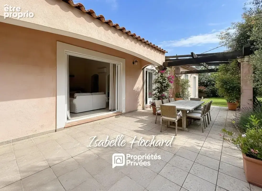 Maison familiale avec piscine, grands volumes et fort potentiel. Terrain 1 982 m² - photo 4